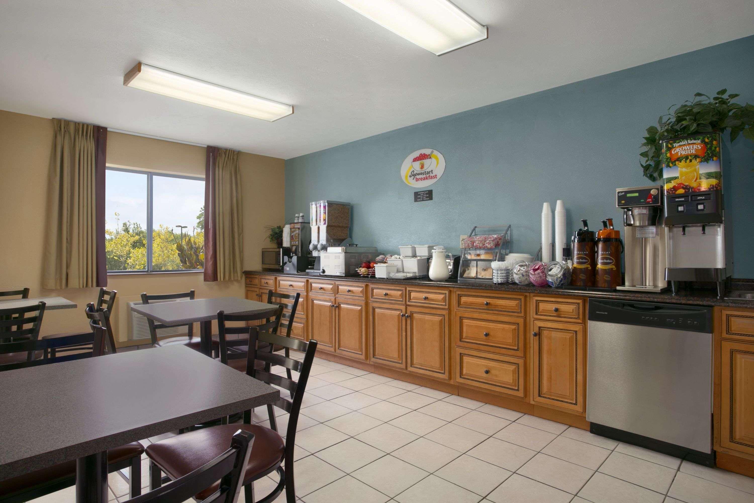Super 8 By Wyndham Park City/North Wichita Area Extérieur photo