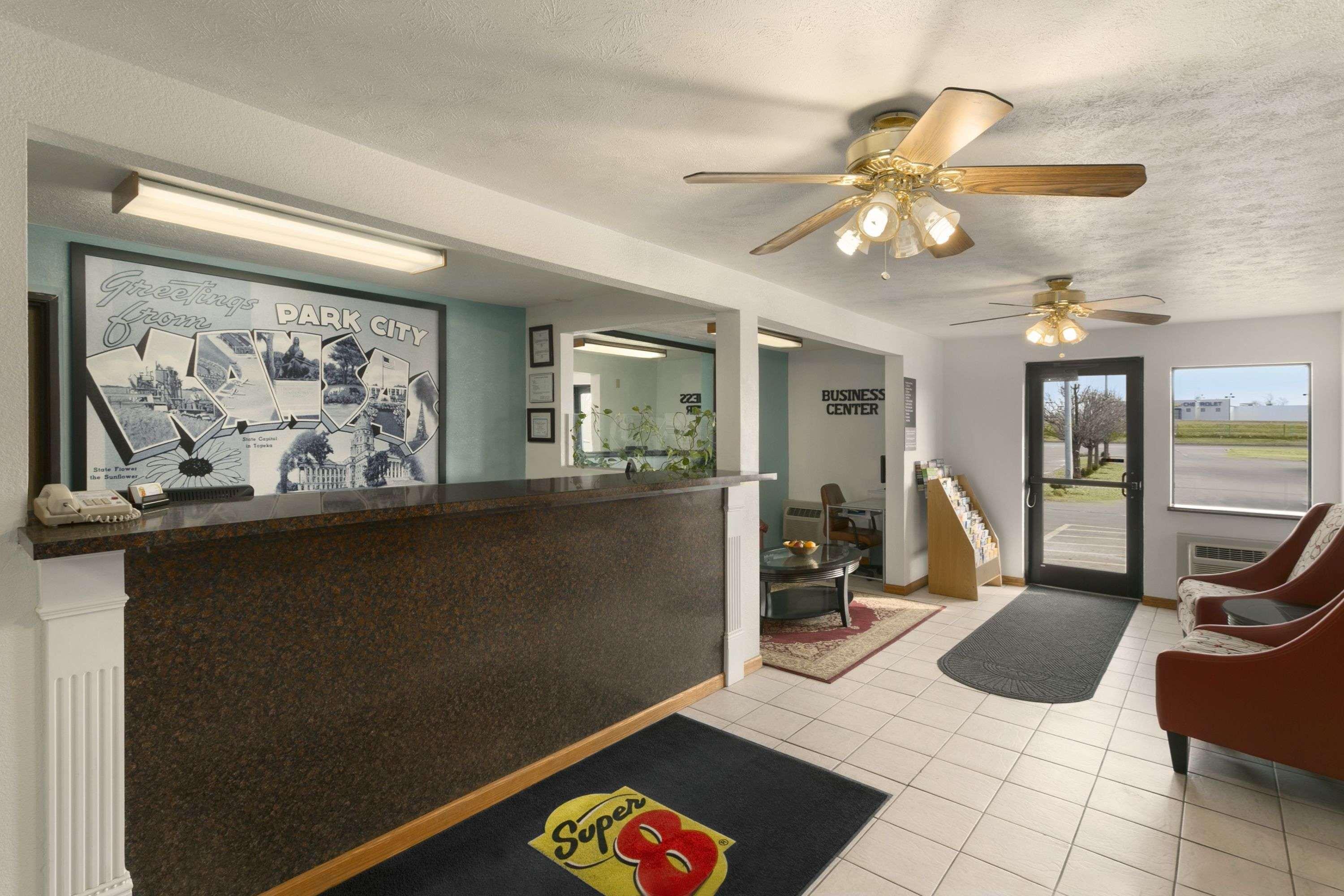 Super 8 By Wyndham Park City/North Wichita Area Extérieur photo